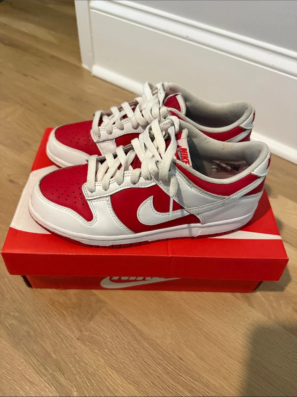 Nike Kids Low-Top Sneakers in White and Red